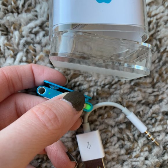 Like New iPod shuffle (4th Generation) 2GB Blue A1373 - Picture 2 of 6